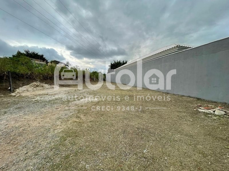 Terreno plano em bairro residencial